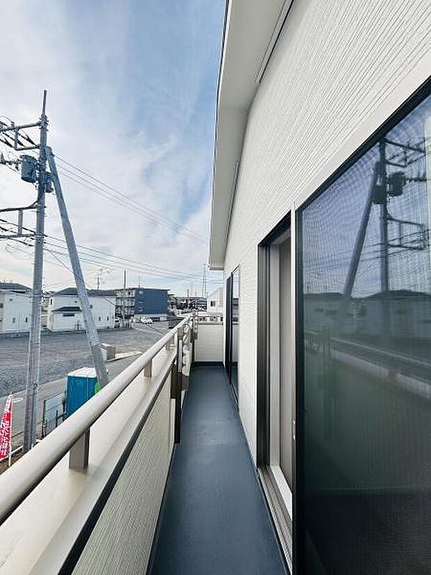 奥行きのあるバルコニーが特徴的です。開放感のあるスペースで外の景色を楽しめます。アクセスしやすい設計となっております。室内と繋がった使い勝手の良さもポイントです。