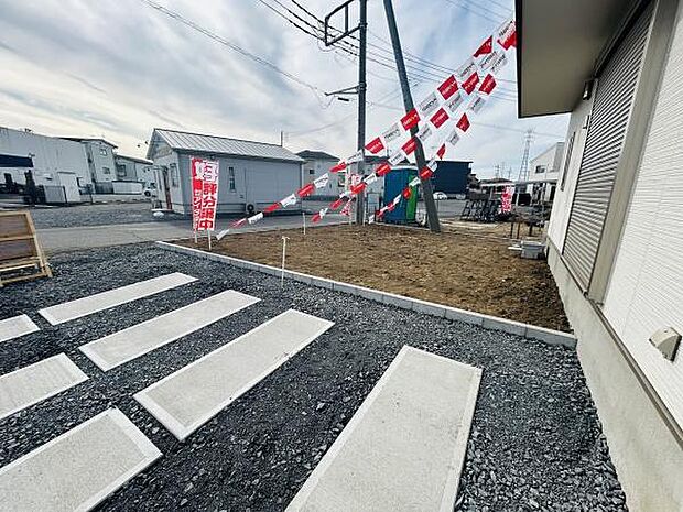 シンプルなデザインの庭が広がり開放的な雰囲気が感じられます。整備された砂利とコンクリートが実用的で使い勝手も良好です。奥行きのあるスペースが確保されており用途に合わせて自由に活用できます。