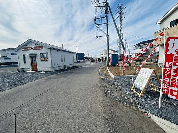 前面道路が広々としており車の出入りがしやすい印象です。電柱や標識も整備されていて周囲もすっきりしています。現地では販売案内なども分かりやすく掲示されています。