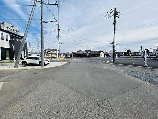 敷地前の道路は幅広く車の出入りがしやすい環境です。周辺は見通しが良く開放感のある印象です。電柱や標識の配置も整理されており利便性が感じられます。前面道路の状態も整っています。
