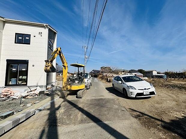 前面道路は広々としており車の出入りがしやすい環境です。周辺には新築住宅が建ち並び開放感が特徴的です。電柱や配線が整備されているためインフラ面も安心できます。