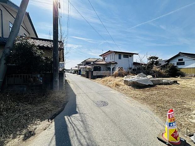 周辺は穏やかな住宅街となっており落ち着いた雰囲気が広がっています。前面道路がフラットで車両の出入りがしやすくなっています。天気の良い日差しが感じられるロケーションです。