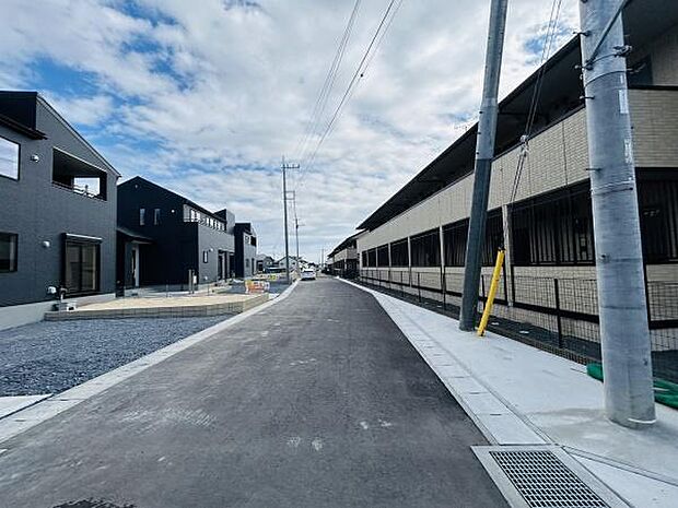 現地写真は開けた空間が広がり前面道路がしっかり整備されています。周囲には新しい建物が並び街並みの印象もよいです。歩道と車道が明確に分かれており快適に利用可能です。空も広く感じる場所です。