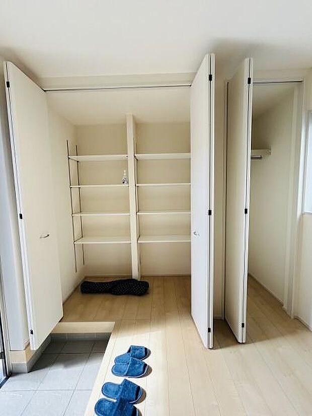玄関には大容量の収納スペースがありさまざまなアイテムをすっきり片付けられます。明るい床材とシンプルなデザインが特徴的です。複数のスリッパを並べても余裕のあるゆったりとした空間です。