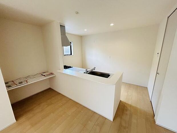 開放感のあるキッチンは明るい室内と調和しています。シンプルなデザインで清潔感があります。作業スペースが広く使い勝手に配慮された造りです。収納や実用性にも目が引かれます。