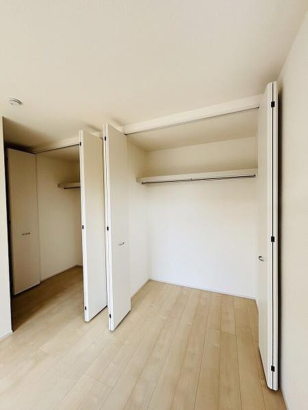 複数のクローゼットが備わっており収納スペースがしっかり確保されています。扉の開閉もスムーズにできる仕様です。室内が明るく見えるカラーの扉で統一されています。床との段差も少なく出し入れも便利です。