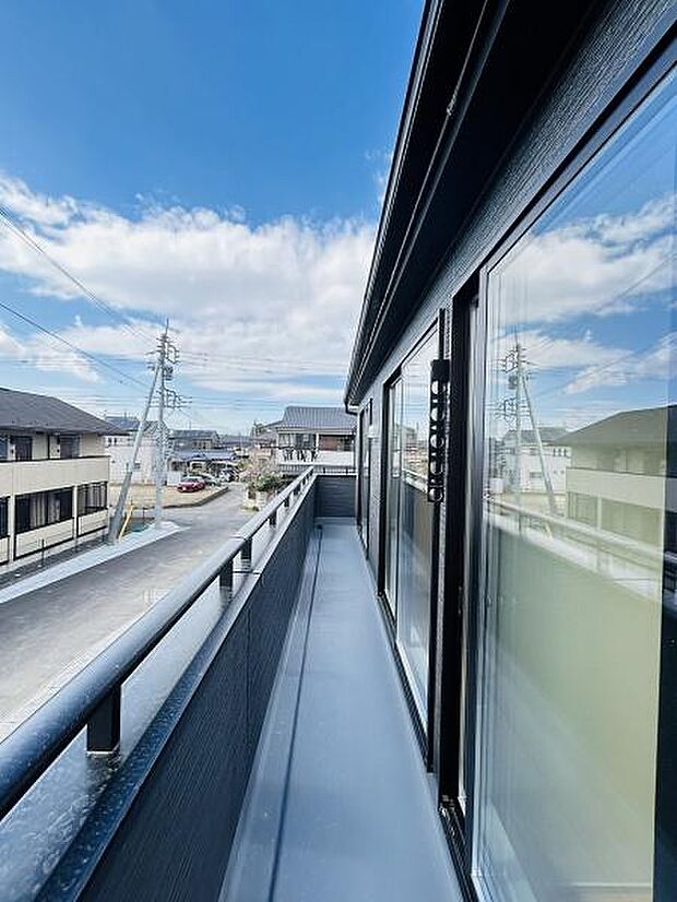 広々としたバルコニーは開放感があり外の景色をしっかり楽しめます。明るい陽射しが差し込み毎日が快適に感じられる仕様です。ガラス手すりが視界を遮らず空間の広がりを演出します。