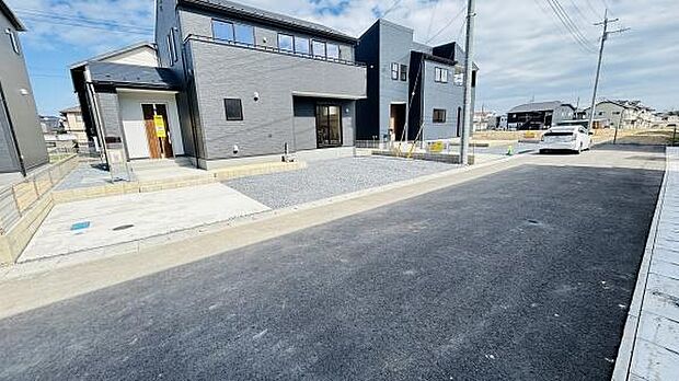 敷地内にゆとりあるスペースの駐車場です。前面道路も広く車の出し入れがしやすい配置となっています。舗装状態も良好で快適にご利用いただけます。来客時にも対応可能な広さです。