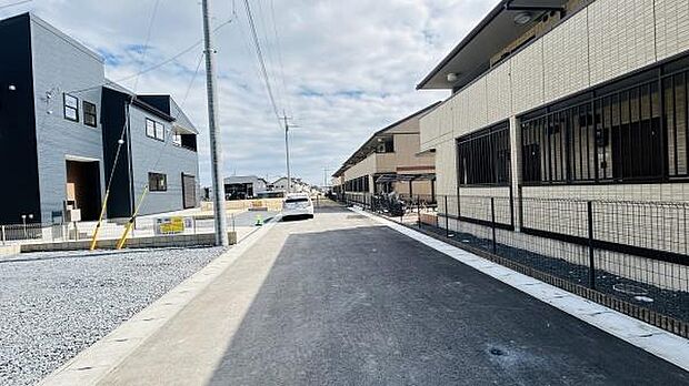 前面道路が広々としており車の出し入れがしやすい環境です。周囲には新しい住宅が立ち並び整然とした街並みが特徴的です。道路面がきれいに舗装されており快適に利用できます。