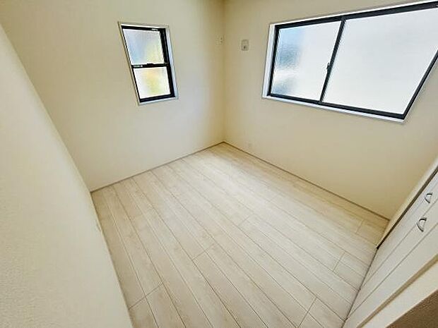 二面採光のため明るい印象の子供部屋です。シンプルな内装で家具の配置がしやすい空間です。クローゼットも備わっており衣類やおもちゃの収納に便利です。窓からの自然光が心地よく室内がすっきりとしています。