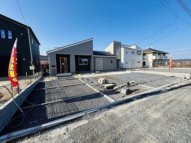 広々とした駐車スペースが確保されています。敷地内にゆとりがあり車の出し入れもスムーズです。舗装前の状態ですが整備が進められています。道路からのアクセスも良好です。