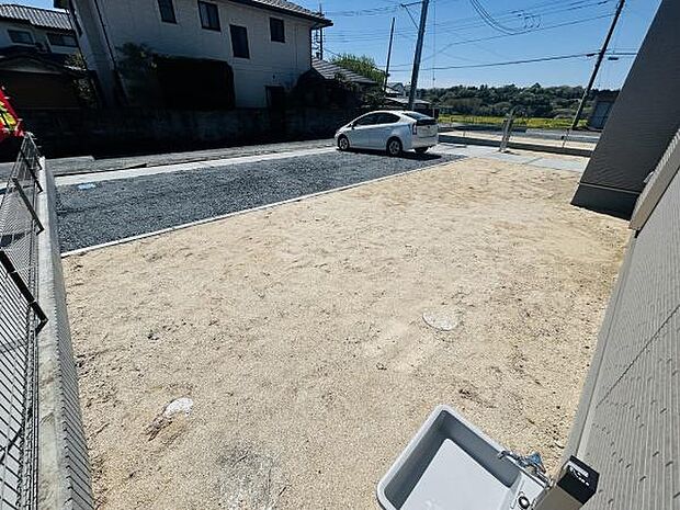 庭が広々としており様々な用途に活用できます。フェンスで囲まれているので安心感があります。陽当たりも良好です。水栓が設置されていて便利です。道路との行き来がしやすい配置です。