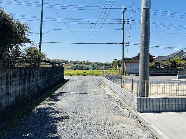 前面道路は幅員がしっかりと確保され車両の進入も安心です。見通しがよく周囲は開放感があります。敷地までのアクセスもスムーズです。道路の舗装状況も確認できます。周辺環境も落ち着いた印象です。