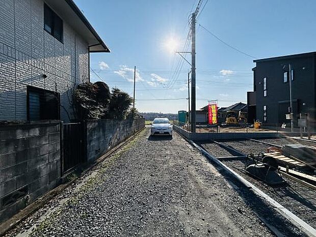 前面道路が幅広く車の出し入れがしやすそうです。周囲には新築の建物もあり整備された印象です。建築中の現場が見え今後の発展が期待できます。日差しが差し込んで明るい雰囲気です。電柱や配線も整理されています。