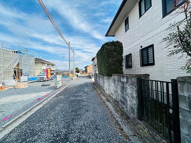 前面道路は舗装されており現地までのアクセスがスムーズです。周囲には新築物件があり街並みが整っています。建物周辺には塀や植栽が施されており住環境が感じられます。