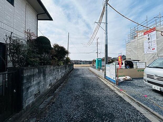 前面道路は舗装されており車両の出入りがしやすい環境です。周辺は住宅街で落ち着いた雰囲気が感じられます。現地には整備された敷地が広がり見通しも良好です。各施設へのアクセスにも便利な立地です。