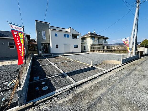 広々とした駐車スペースが確保されております。敷地内のコンクリート舗装で車の出し入れがしやすくなっています。複数台の駐車も可能な設計です。ゆとりのあるアプローチが魅力です。