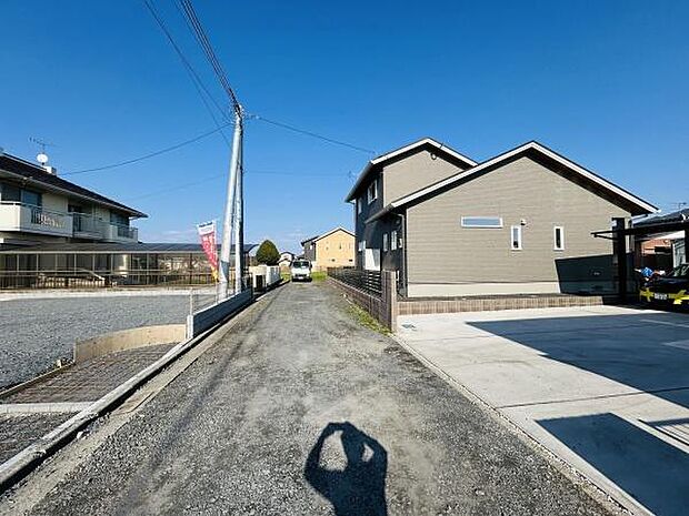 前面道路は幅がしっかり確保されている為車の出し入れがしやすいです。現地周辺には開放感があります。静かな住宅街の一角に位置しています。周辺は落ち着いた雰囲気です。
