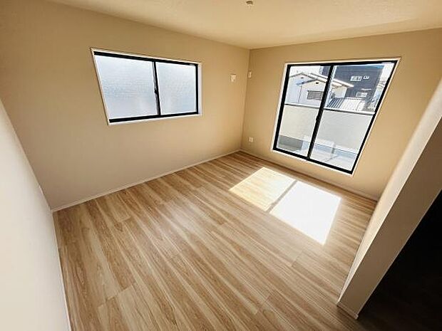 二面採光により室内が明るく快適な空間です。木目調のフローリングが落ち着いた雰囲気を演出します。シンプルな間取りでレイアウトも自由度が高いです。バルコニーへのアクセスが便利な寝室です。