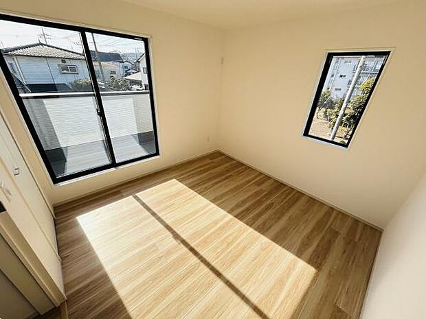明るい日差しが差し込むお部屋です。二面採光のため開放感があります。木目調の床が温かみを感じさせます。収納スペースも備わっています。子供部屋として利用しやすい空間です。