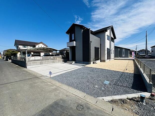 広々とした駐車スペースが確保されているのでお車の出し入れもスムーズにできます。道路からの出入りがしやすい配置です。敷地内が整地されており使い勝手の良い駐車場となっています。