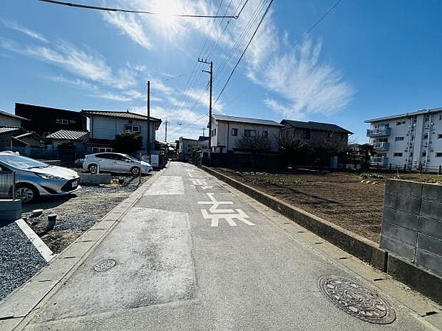 前面道路は見通しが良く車の出入りもしやすい環境です。周囲には住宅が点在しており開放感があります。道幅もありゆとりを感じられます。天気の良い日には青空が広がる雰囲気です。快適な日常を支える現地写真です。