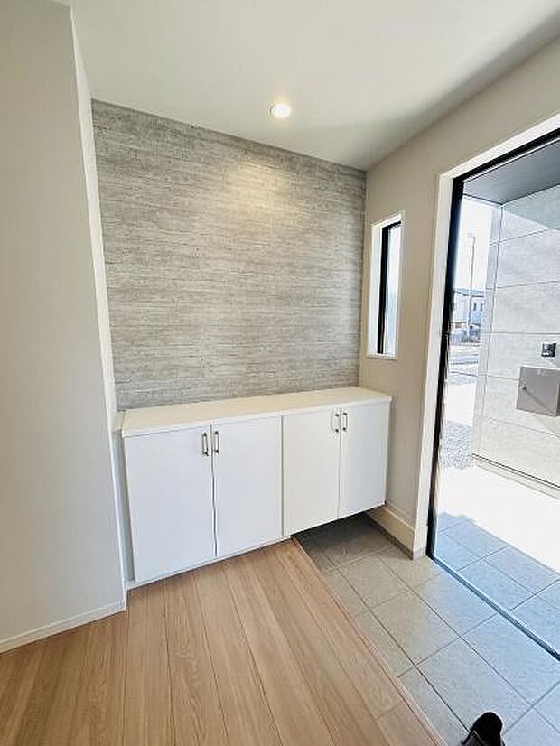 明るい玄関スペースが毎日の出入りを快適にサポートします。収納も充実しておりすっきりとした印象です。デザイン性のある壁面がアクセントとなり清潔感のある空間です。