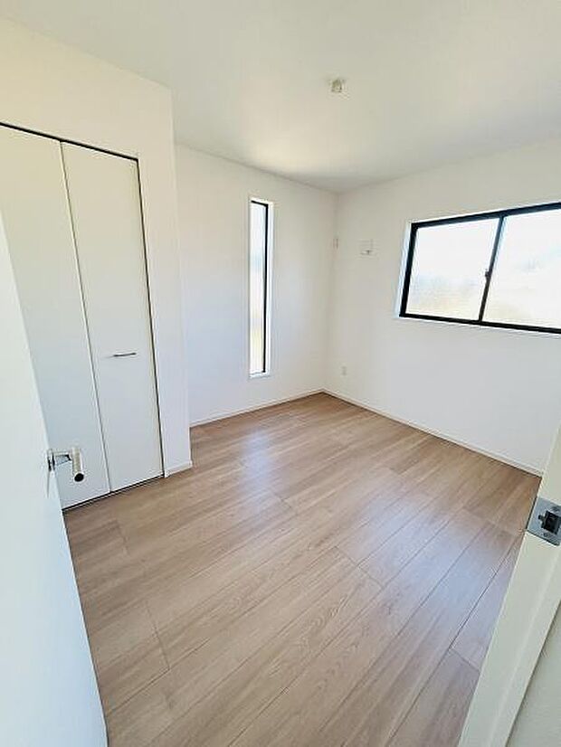 明るい光が差し込むお部屋です。シンプルな内装でレイアウトしやすい空間となっています。収納も備わっており整理整頓に便利です。窓が多く通風も良好です。清潔感のある床材が魅力です。