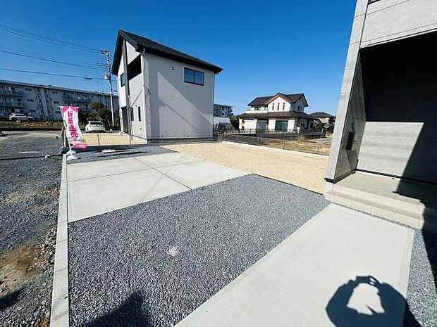 現地は開放感があり日当たりも良好です。前面道路は広々とし車の出入りもしやすい造りです。周囲は落ち着いた住宅街で周辺環境も整っています。敷地は整形地で無駄のないレイアウトです。