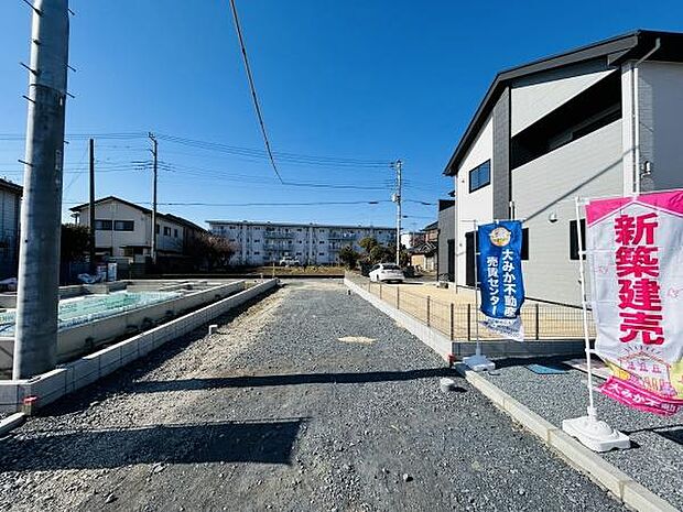 敷地前面の道路は広々としており車両の出入りもスムーズです。周辺には住宅が建ち並び落ち着いた街並みが広がります。青空が映える開放的なロケーションが魅力です。現地の様子がしっかりと確認できます。