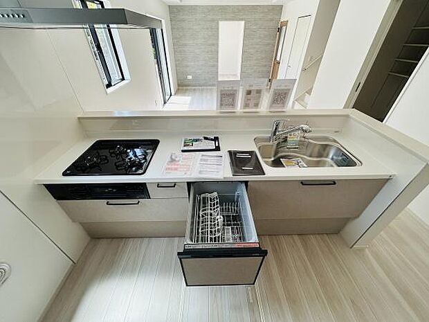 キッチンにはビルトイン食洗機やガスコンロが備わっており効率的に調理と片付けができます。ワークトップが広く使いやすい配置です。収納スペースも豊富ですっきりと整理しやすい設計です。