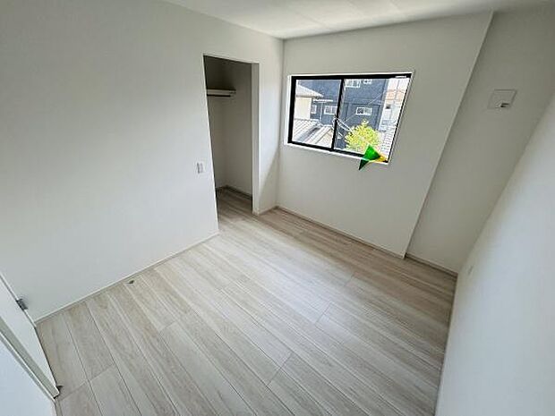 南向きの窓から自然光が差し込み明るい子供部屋です。収納スペースもしっかり確保されています。白を基調としたシンプルな内装がすっきりとした印象です。木目調の床材が落ち着いた雰囲気を演出しています。