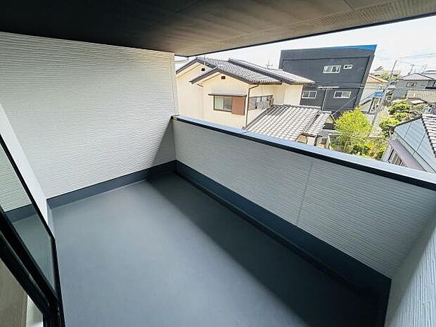 開放感のあるバルコニーは周辺住宅の眺めも楽しめる設計です。屋根付きなので天候に左右されにくい仕様になっています。十分な広さが確保されておりさまざまな用途に対応できます。