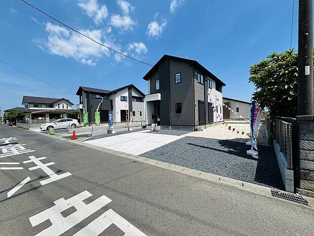 敷地内にしっかりとした駐車スペースが確保されています。車の出し入れもスムーズに行える広さがあり利便性が考慮されています。道路からのアクセスも良好です。駐車場部分がきれいに舗装されています。