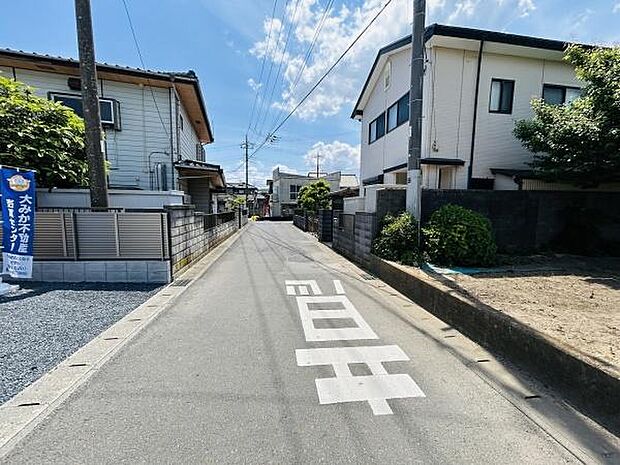 前面道路は幅員が確保されており車の通行にもゆとりがあります。周辺には住宅が並び落ち着いた雰囲気が感じられます。現地の状況が写真でよく分かりますのでご検討の参考になります。道路の舗装状態も良好です。