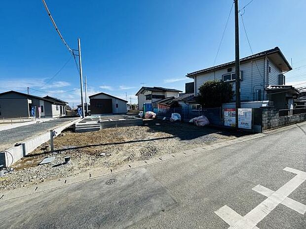開放感のある広々とした土地です。周囲には新しい住宅が立ち並び整った街並みが広がっています。前面道路もゆとりがあり車の出入りもスムーズに行えます。建築の自由度が高そうな区画です。