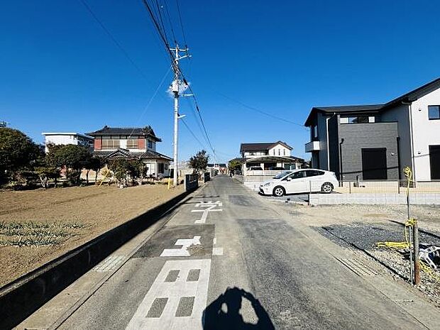 現地周辺は開放感のある雰囲気が広がっています。前面道路は幅員があり車の出入りもスムーズに行えます。周辺には住宅が整然と並び落ち着いた環境です。電柱や配線も整備されているので安心してご利用いただけます。