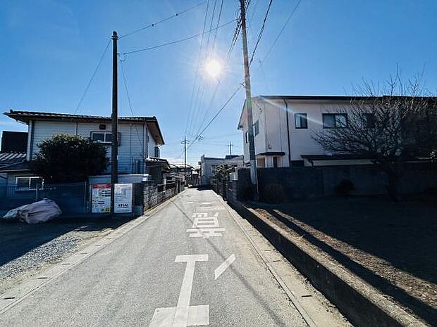 前面道路は舗装されており周辺には住宅が整然と並んでいます。道路幅も十分で車の通行もしやすいです。日当たりの良さを感じられる明るい現地写真です。電柱や標識も確認できるため環境の雰囲気が伝わります。