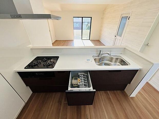 広々としたキッチンスペースで調理や片付けがしやすい設計です。シンプルなデザインで清潔感があります。食洗機が備わっており家事の効率化にも配慮されています。使いやすいガスコンロも設置されています。