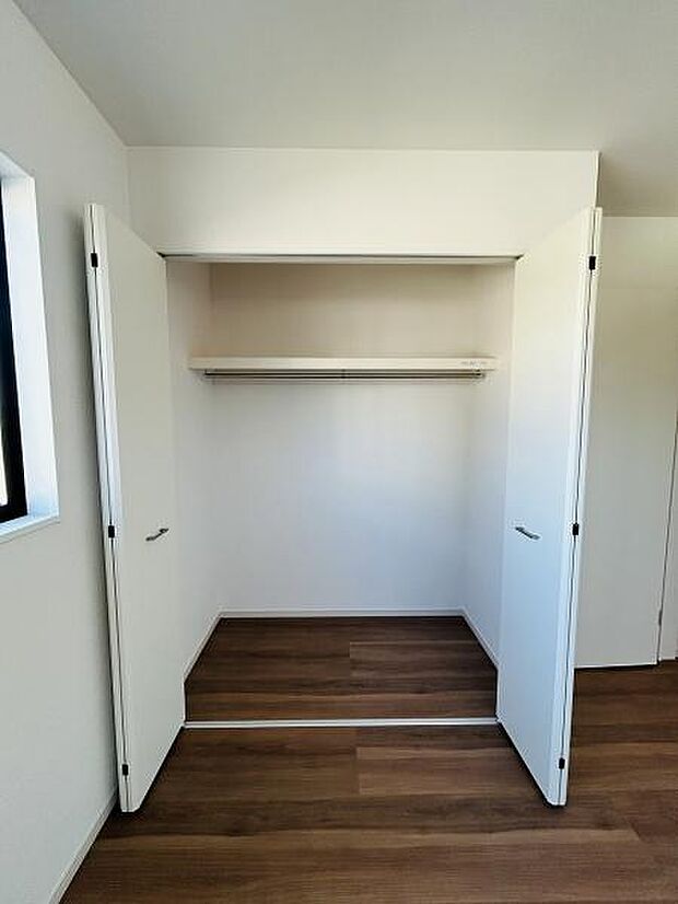 両開きの扉が付いた収納スペースです。幅が広く衣類や小物の整理がしやすい仕様です。棚とハンガーパイプ付きでさまざまな荷物に対応できます。シンプルな造りで空間を有効活用できます。