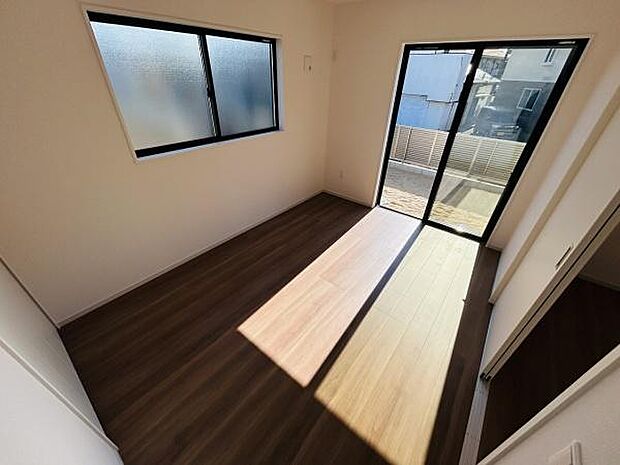 明るい光が差し込む洋室です。二面採光により日中も過ごしやすい空間となっています。フローリングの色味が落ち着いた雰囲気を演出しています。シンプルな造りなのでお好きな家具も合わせやすいです。