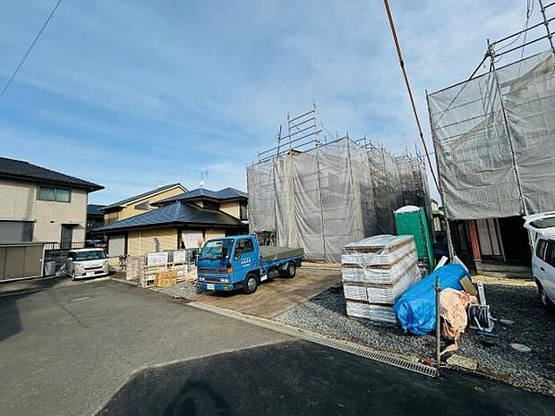 駐車場スペースがしっかり確保されており車の出し入れがしやすい造りです。周囲には複数台の車が停められる広さがあります。整った舗装で安心して利用できます。建物との距離も十分に取られています。