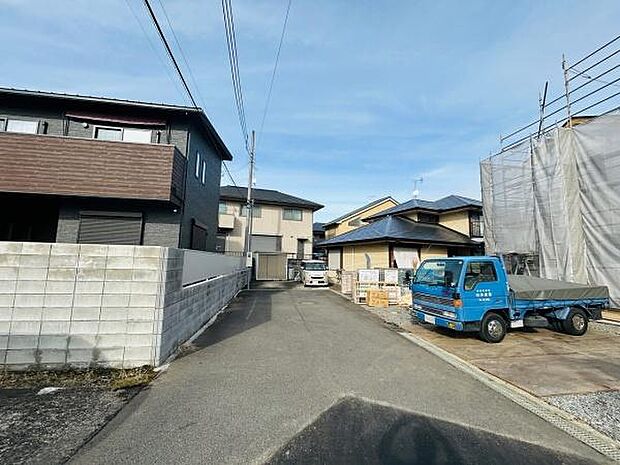 前面道路は舗装されており周辺は閑静な住宅が並んでいます。車両の出入りもスムーズに行えそうです。落ち着いた環境が広がっています。新築住宅の建設も進行中の様子が伺えます。道路幅も確保されています。