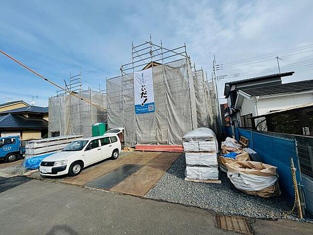 敷地内に駐車スペースが確保されています。車の出し入れがしやすい配置です。敷地周辺もゆったりとした印象です。車が停めやすい環境です。幅広い用途に対応できます。