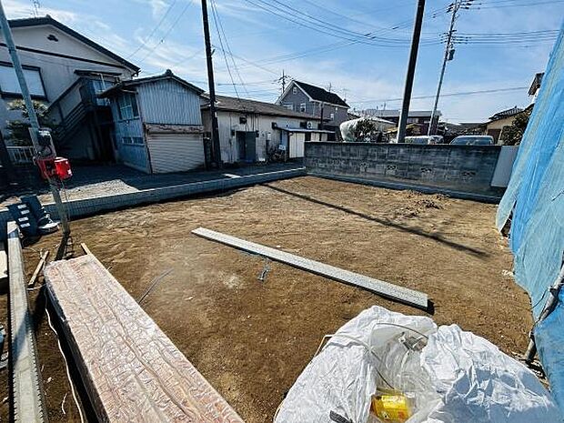 陽当たりの良い敷地が広がり開放感のある空間が魅力です。周囲には住宅が立ち並び落ち着いた環境が特徴です。建築しやすい整形地で使い勝手の良さが感じられます。道路に面した立地で車の出入りもスムーズです。