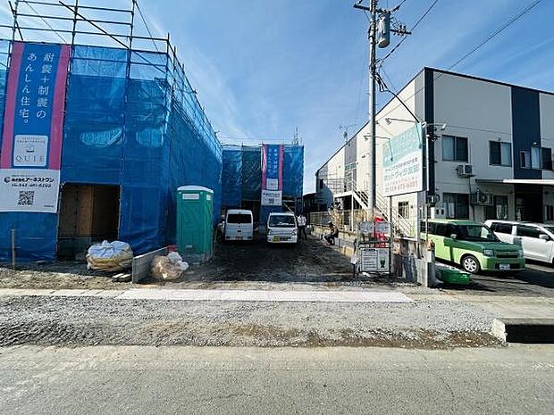 前面道路が広く車の出入りがしやすい現地写真です。敷地へのアクセスがスムーズに行えます。建築中の様子がしっかり確認できます。周辺の建物や環境もしっかりと把握できる一枚です。