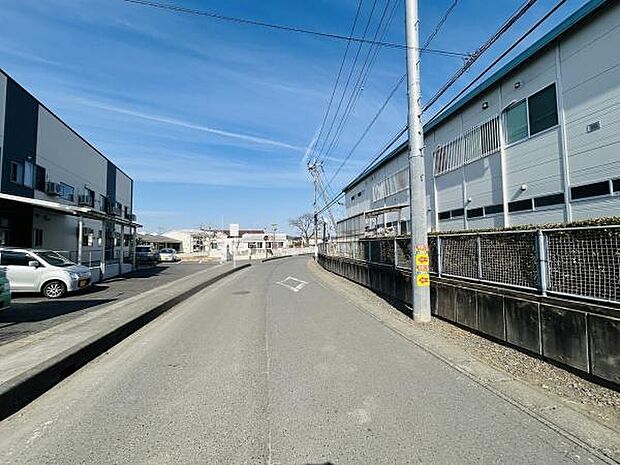 前面道路は幅が広く見通しの良い環境です。現地周辺は整った街並みとなっています。交通量が少なめで快適にアクセスできます。建物との距離も確保されており開放感があります。