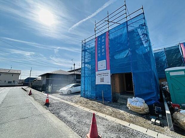 青空の下工事中の建物が印象的な外観です。住宅街の一角に位置し周辺も穏やかな雰囲気です。前面道路が広くアクセスしやすい立地となっています。敷地内には駐車スペースも確保されています。