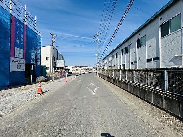 前面道路は見通しが良くしっかりと舗装されています。周囲には新しい建物が建ち並び整然とした印象です。歩道も確保されており安心感があります。空が広く開放的な環境が魅力です。