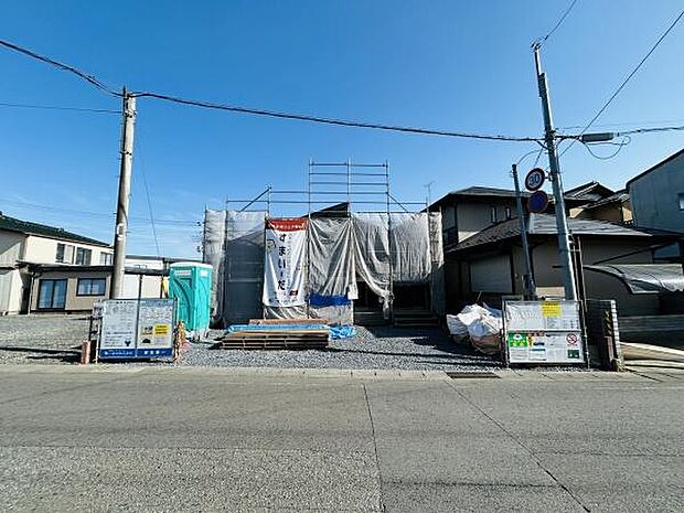 建築中の現場が丁寧に管理されており清潔感のある作業環境が整っています。敷地も広々と確保されており周囲も落ち着いた住宅街です。前面道路が広めで資材搬入もスムーズに行える利便性があります。